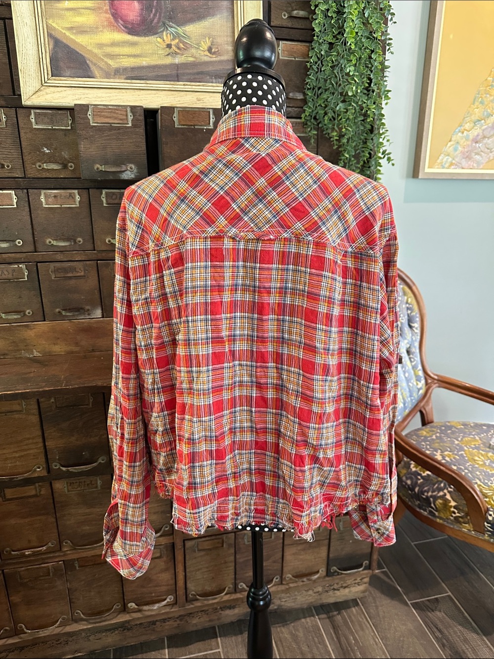 Red Plaid Button-Up Cropped Shirt - Picture 4 of 7